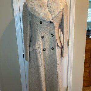 Chic Cream Double-Breasted Coat with Faux Fur Collar